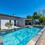 Shanti, A Luxurious And Modern Surrounded By Nature *