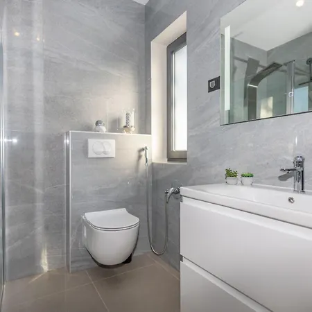 Shanti, A Luxurious And Modern Surrounded By Nature Santalezi