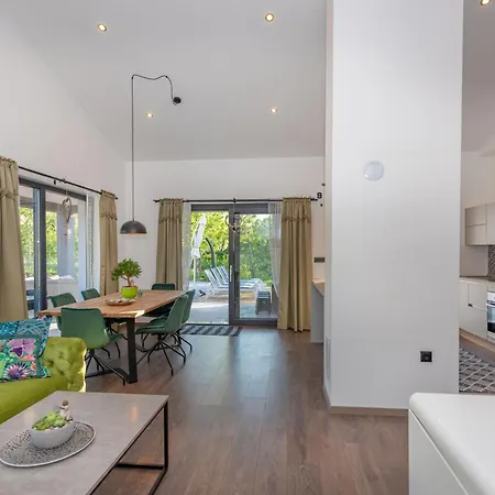 Shanti, A Luxurious And Modern Surrounded By Nature Santalezi