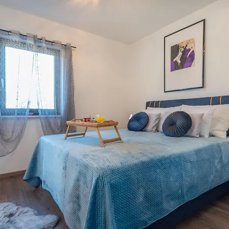 Shanti, A Luxurious And Modern Surrounded By Nature 度假居 Santalezi